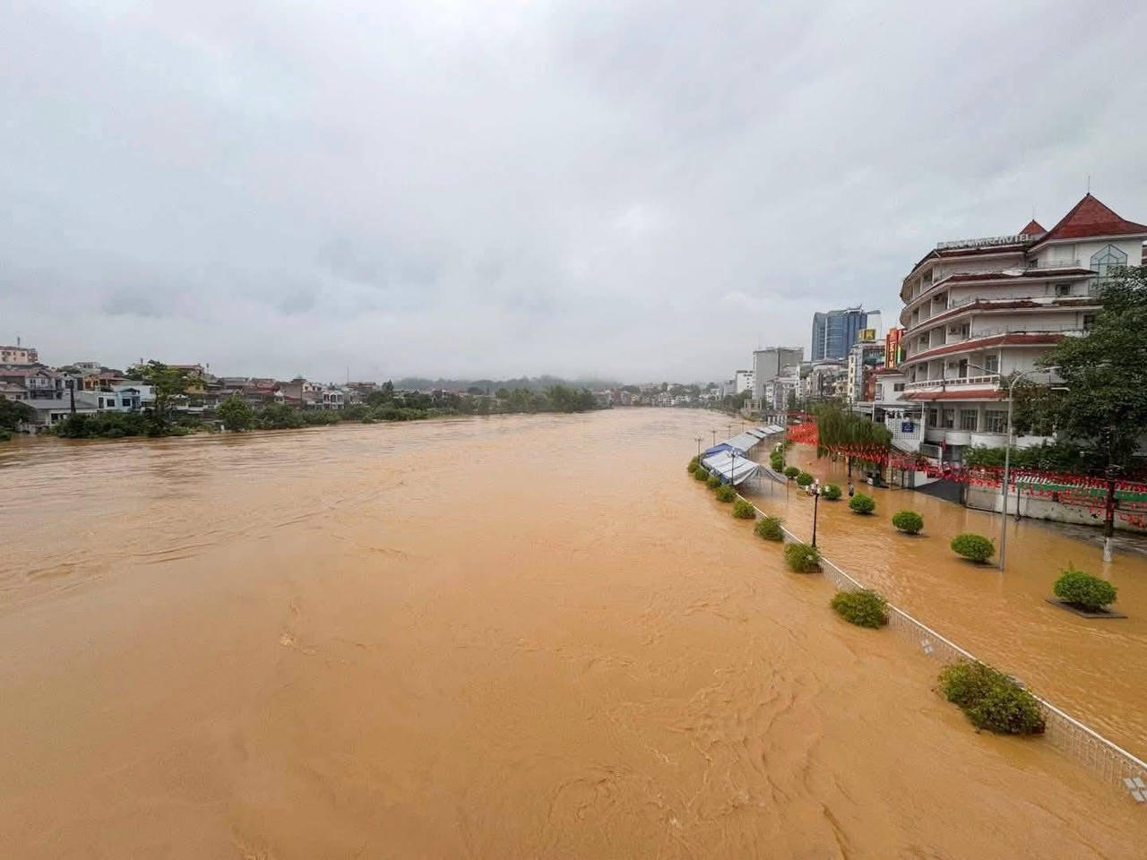 Mực nước ở các sông vẫn đang dân cao, diễn biến phức tạp trong những ngày tới. (Ảnh: CBH)