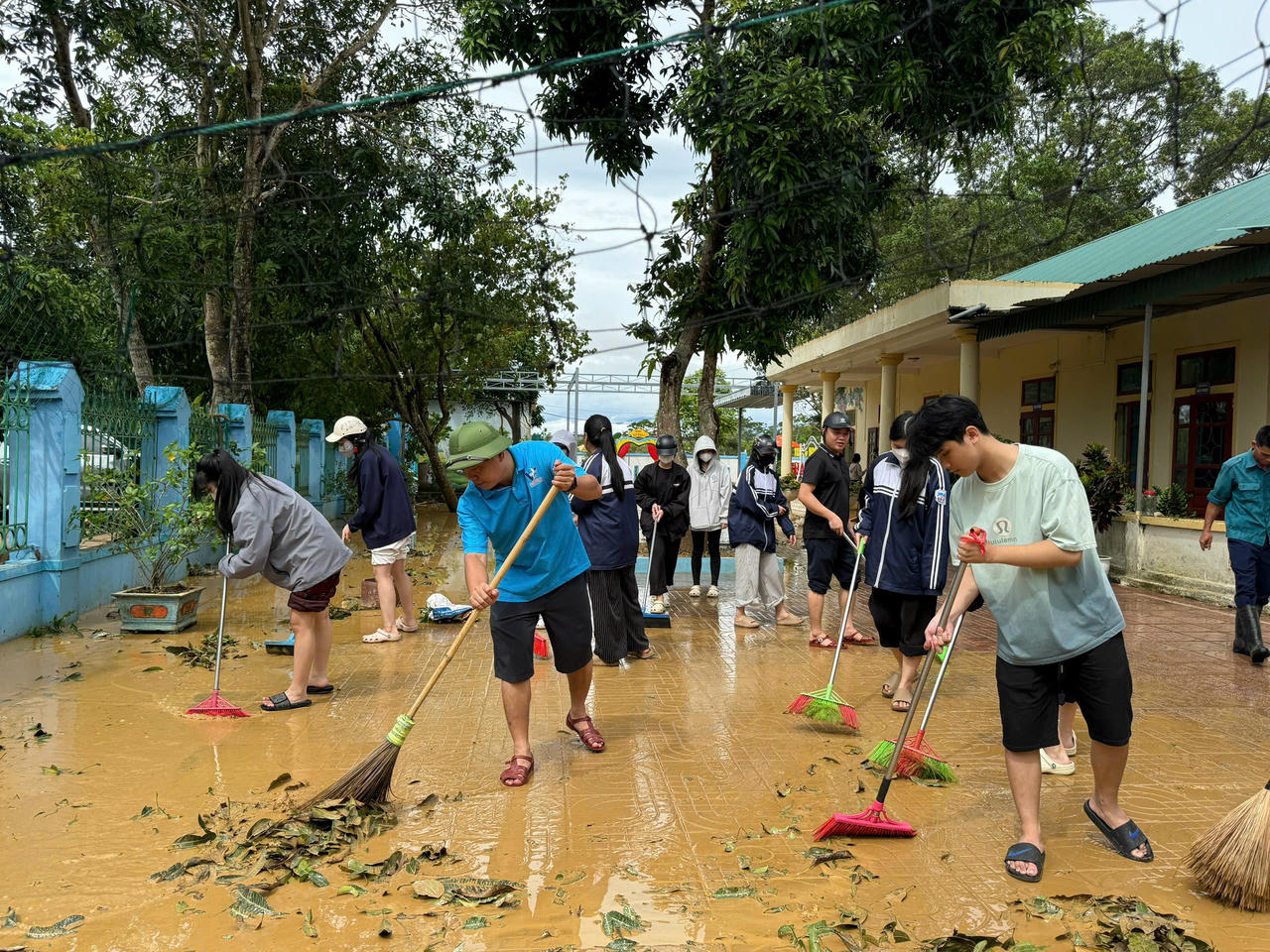 Đoàn viên thanh niên giúp các trường học khắc phục sau bão số 10.