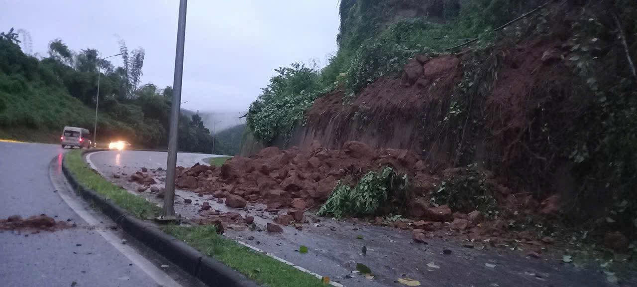Tuyến Quốc Lộ 70, tại Km1 có 1 điểm sạt lở.