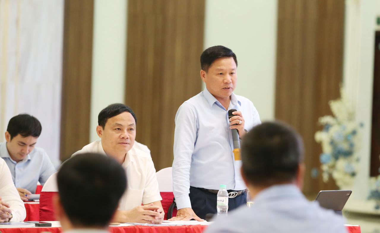 Phó Chủ tịch UBND tỉnh Hoàng Phú Hiền trả lời các câu hỏi của các phóng viên.