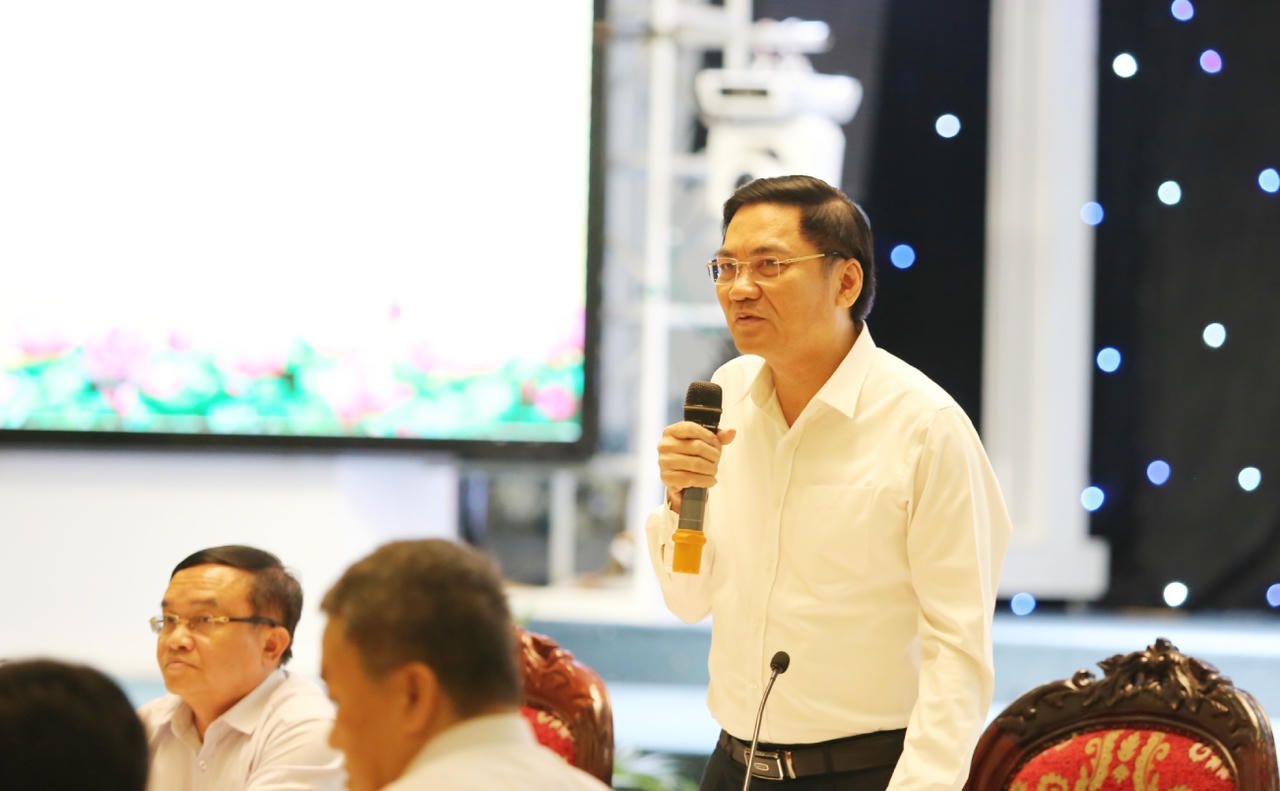 Phó Bí thư Thường trực Tỉnh ủy, Chủ tịch HĐND tỉnh Nghệ An, ông Hoàng Nghĩa Hiếu trao đổi với báo chí tại buổi họp báo.