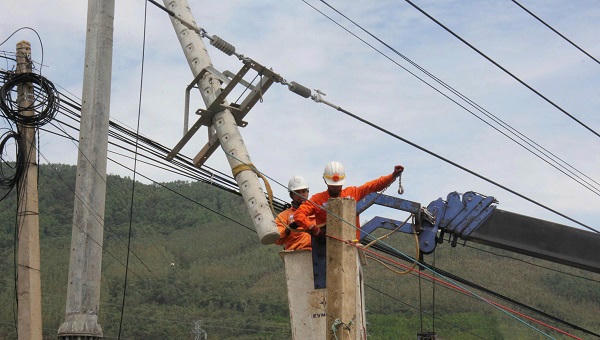 Điện lực Quảng Trị ‘chạy đua’ khôi phục lưới điện sau bão số 10