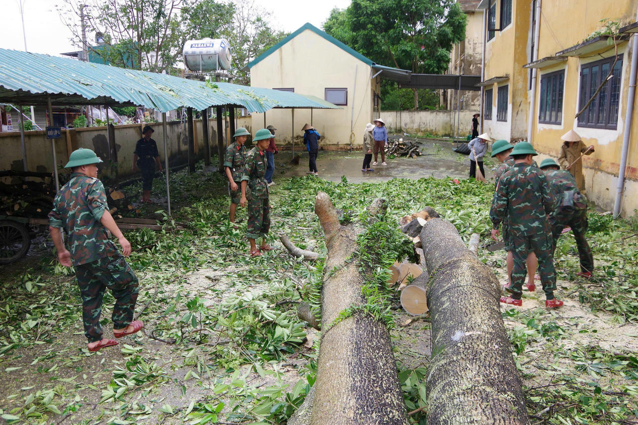Lực lượng vũ trang Hà Tĩnh thu dọn cây xanh đổ ngã và vệ sinh môi trường sau bão.