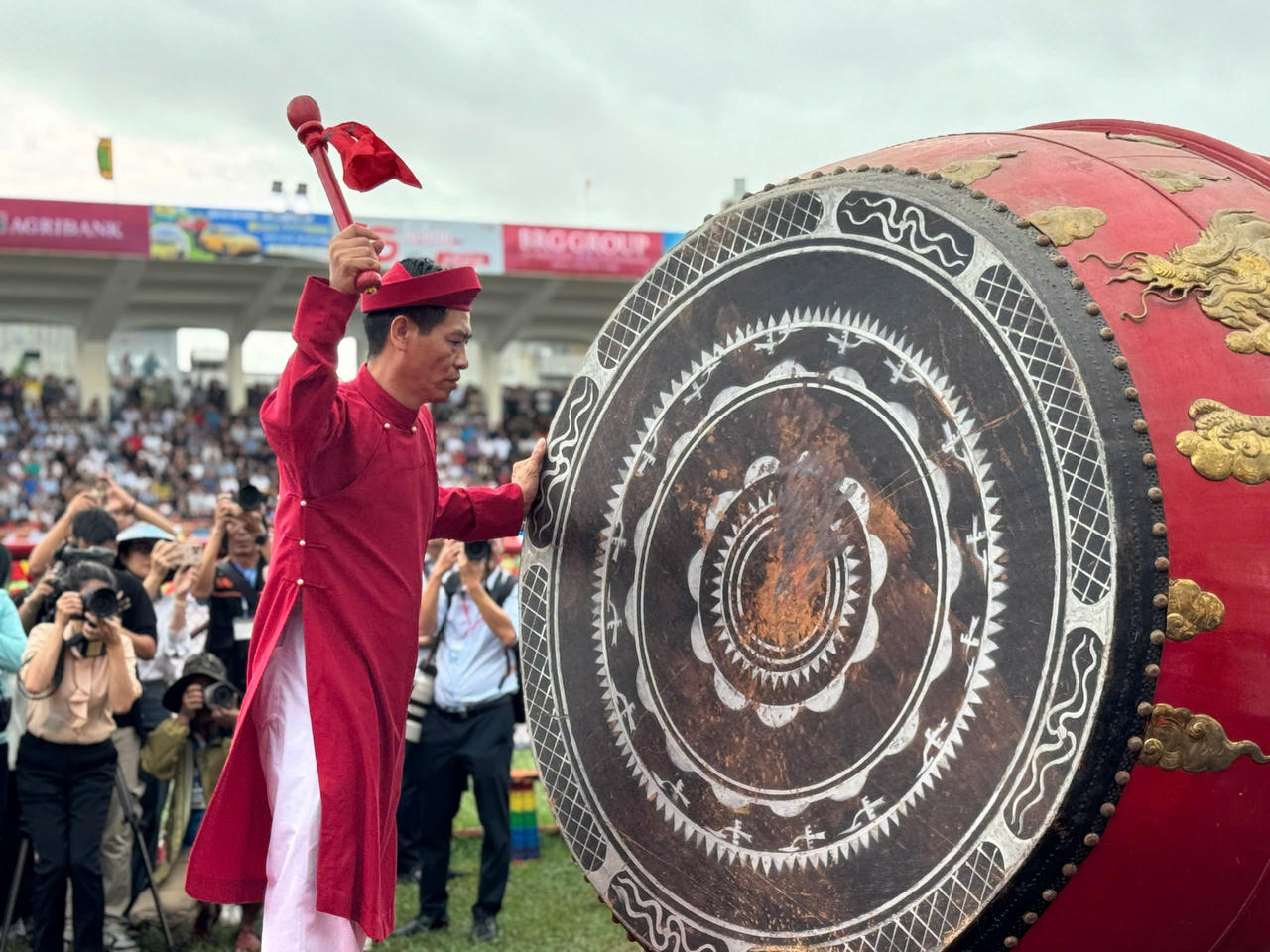 Tiếng trống khai hội ròn rã vang lên tại Lễ hội 