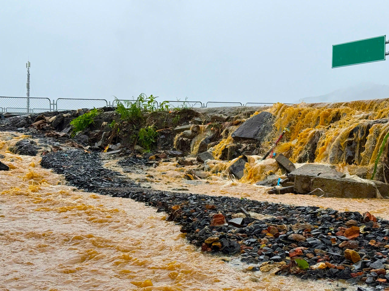 Người dân sống cạnh cao tốc Hòa Liên - Túy Loan khốn khổ vì nước mưa chảy thẳng vào nhà