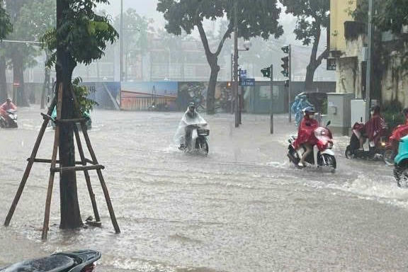 Mưa lớn ở Hà Nội và Bắc Bộ bao giờ giảm?