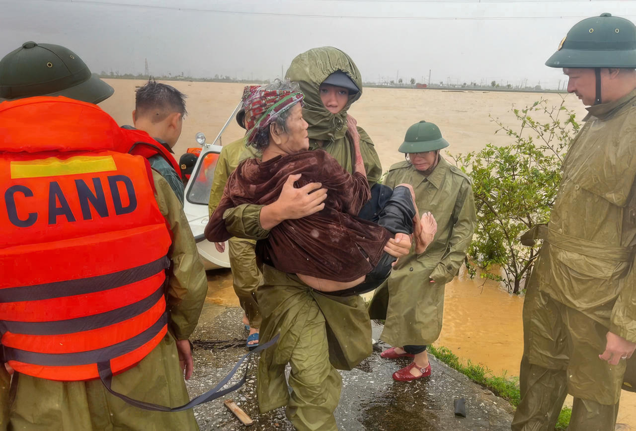 Hà Nội hỗ trợ Nhân dân 5 tỉnh khắc phục hậu quả bão số 10