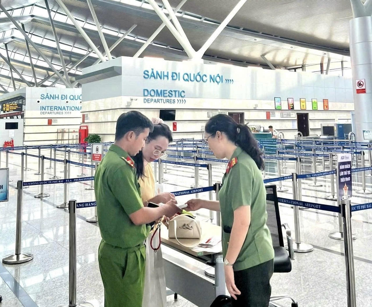 Hành khách được ĐVTN Công an TP Huế hỗ trợ định danh điện tử qua VNeID tại sân bay Phú Bài.