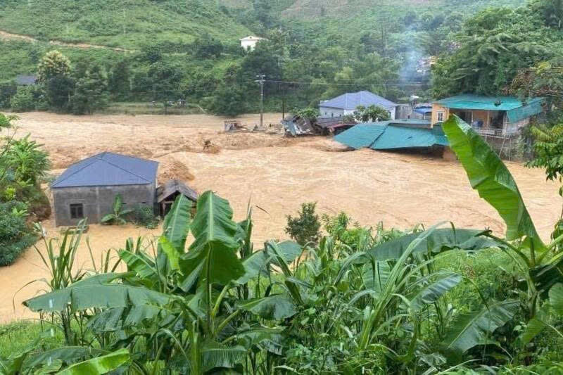 Nước lũ tại các sông, suối dâng cao, chảy xiết đã làm thiệt hại lớn về tài sản và sản xuất nông nghiệp của nhân dân. (Ảnh: CTV)