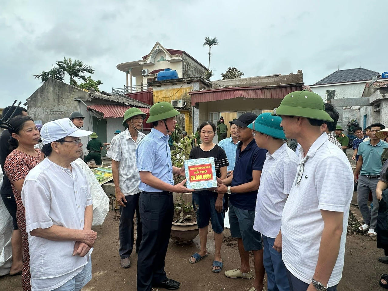 Chủ tịch Uỷ ban MTTQ Việt Nam TP Phạm Văn Lập thăm hỏi, trao tiền hỗ trợ hộ dân bị thiệt hại ảnh hưởng bão số 10.