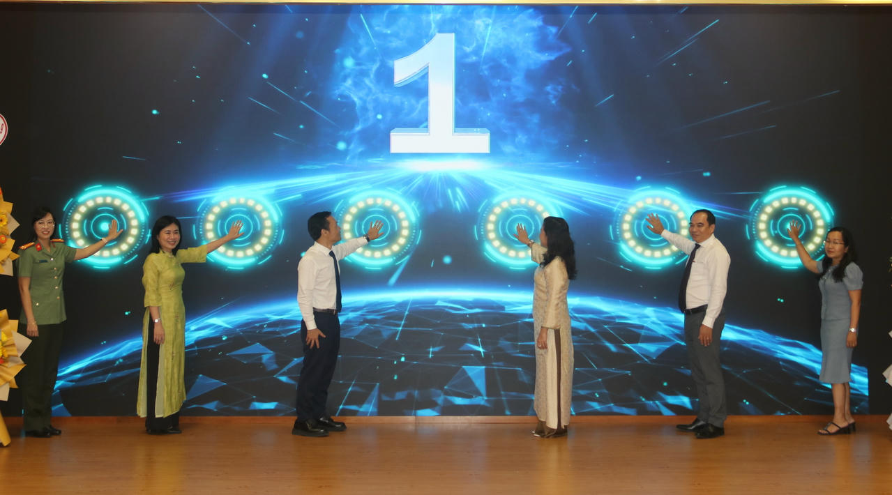 Lãnh đạo thực hiện nghi thức bấm nút công bố chính thức triển khai bệnh án điện tử và ra mắt Cổng dữ liệu ngành Y tế thành phố Cần Thơ.