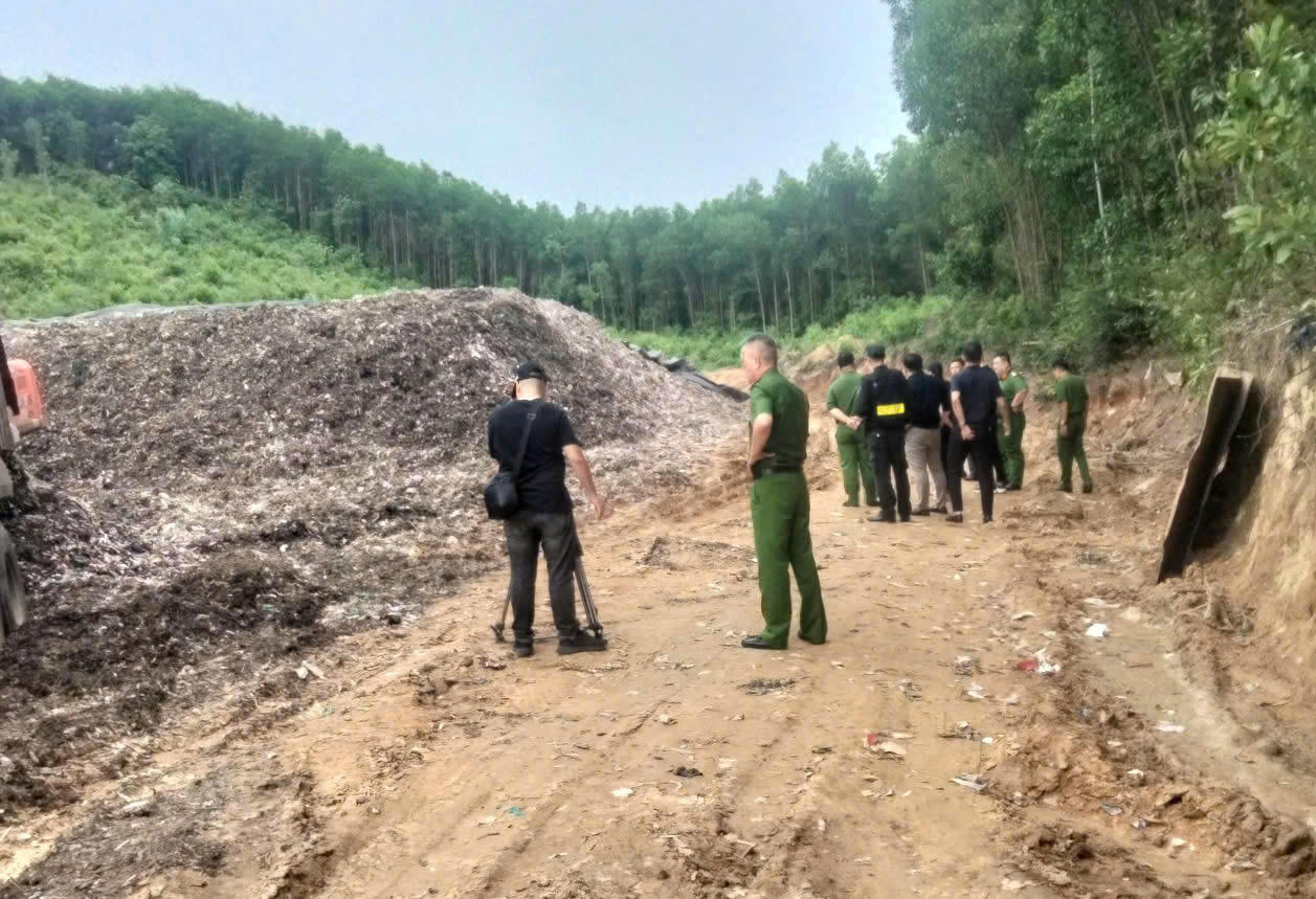 Lực lượng công an TP Đà Nẵng phát hiện vụ chôn lấp chất thải chưa qua xử lý.