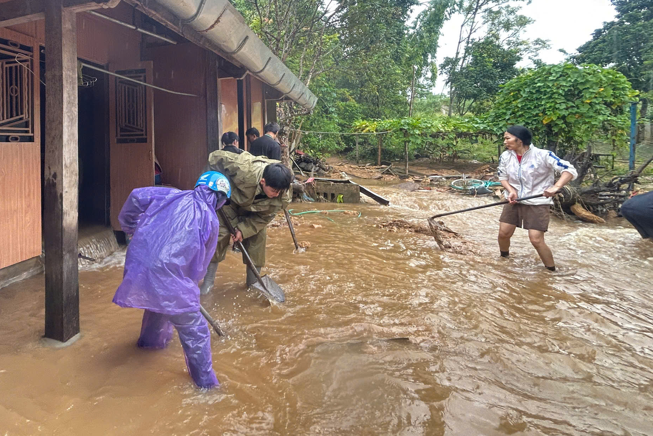 Hình ảnh lực lượng chức năng Sơn La giúp dân khắc phục hậu quả mưa lũ