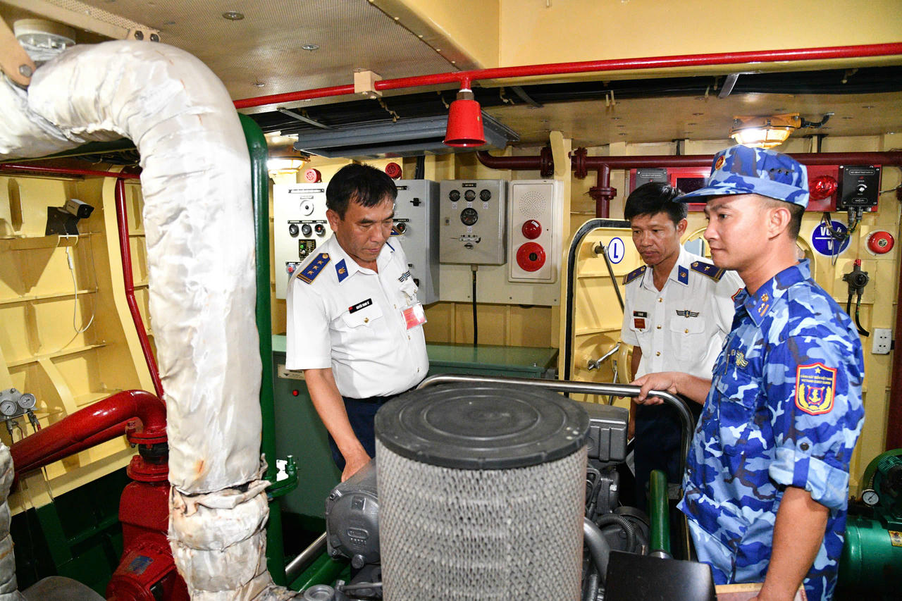Kiểm tra, đánh giá nội dung thi công tác bảo quản, vận
hành máy móc ở khoang máy của tàu. (Ảnh: Đức Thái)