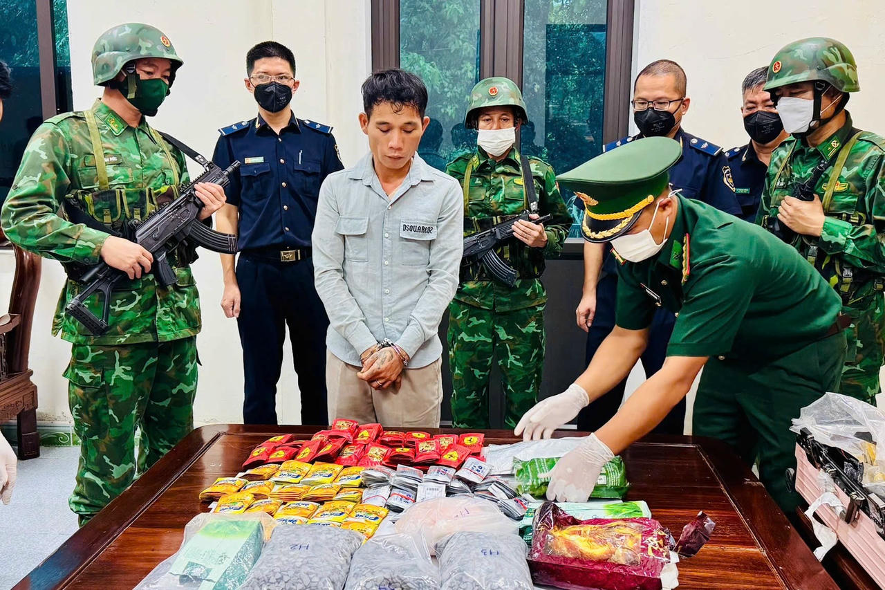 Bắt đối tượng vận chuyển 14kg ma túy qua cửa khẩu quốc tế Cầu Treo