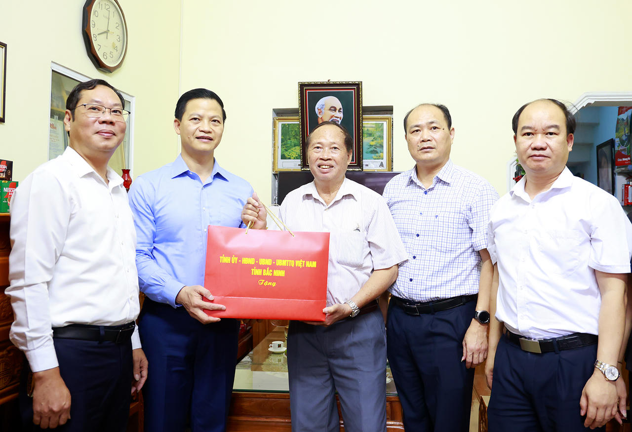 Chủ tịch UBND tỉnh Vương Quốc Tuấn cùng lãnh đạo Sở Nội vụ, phường Bắc Giang tặng quà thương, bệnh binh Lê Văn Quý.