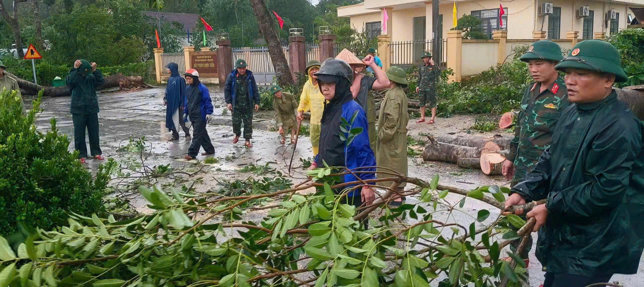 Các lực lượng như Công an, Bộ đội giúp dân thu dọn cây đổ sau bão số 10.