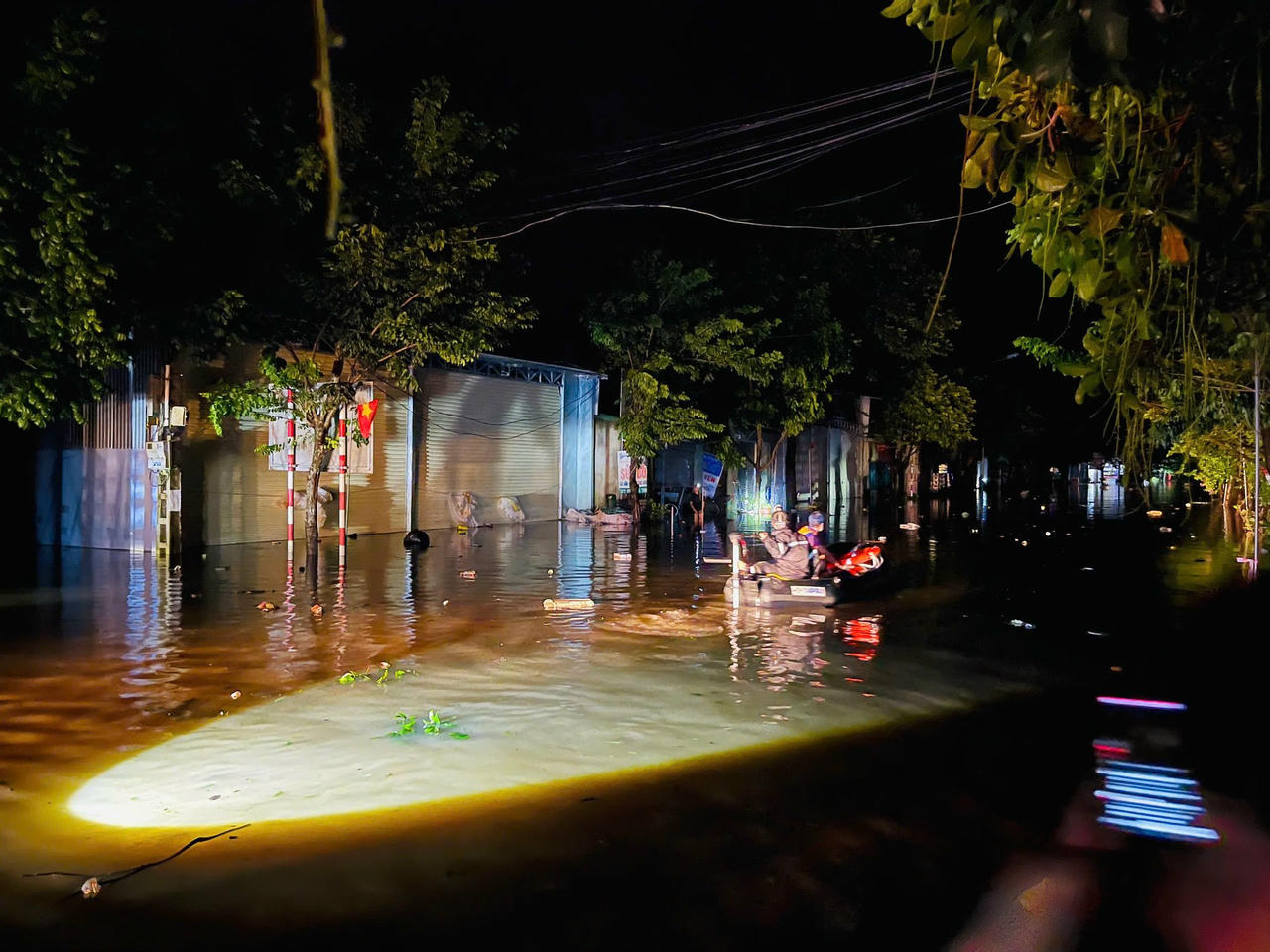 Lực lượng cứu hộ di chuyển bằng thuyền để hỗ trợ người dân tại phường Thái Hoà trong đêm. (Ảnh: Công an Thái Hoà)