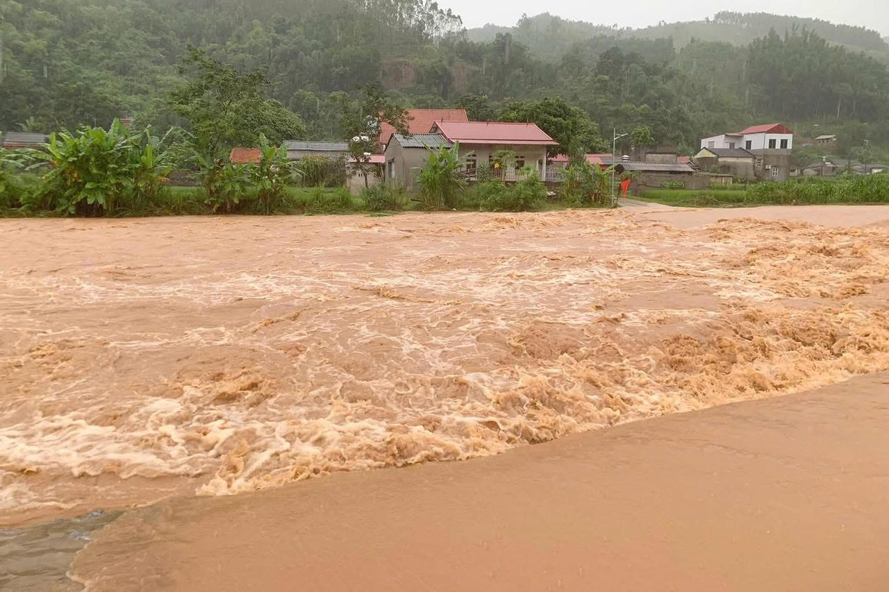 Nước ở các sông, suối trên địa bàn vẫn đang dâng cao, ở mức báo động cấp 2, cấp 3 - cấp nguy hiểm. (Ảnh: Lê Hanh)