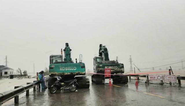 Các tuyến đường khu vực miền Trung chịu ảnh hưởng nặng nề, đến sáng 30/9 vẫn đang khắc phục, song cần thêm thời gian và nguồn lực để xử lý dứt điểm các hư hỏng, đảm bảo an toàn.