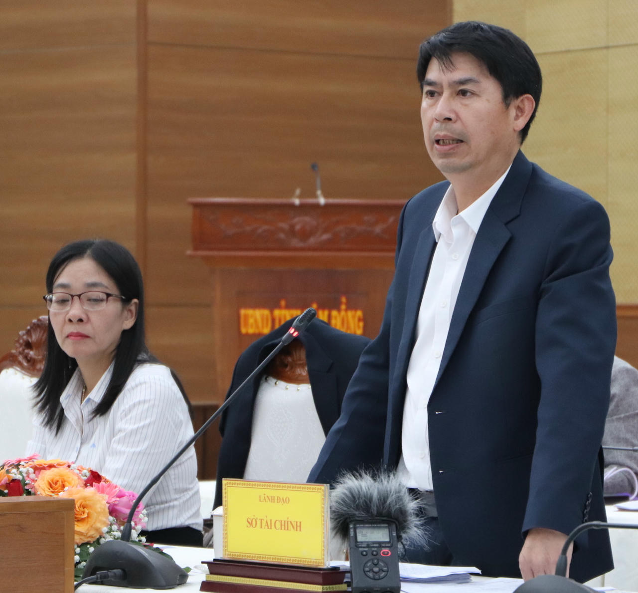 Đại diện Sở Tài chính tỉnh Lâm Đồng trả lời câu hỏi của phóng viên.