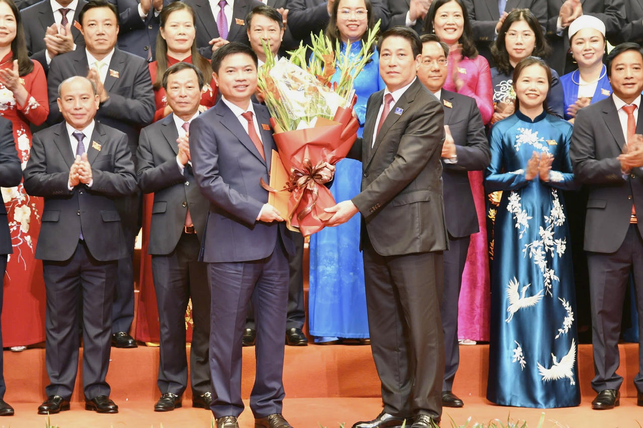  Chủ tịch nước Lương Cường trao quyết định và tặng hoa chúc mừng ông Trương Quốc Huy - Bí thư Tỉnh ủy Phú Thọ nhiệm kỳ 2025 - 2030.