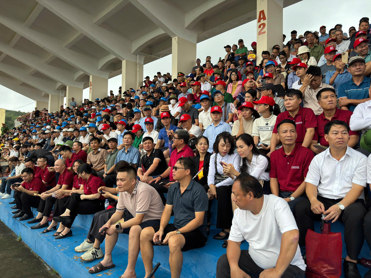 Hàng vạn du khách đã có mặt từ rất sớm tại sân vận động