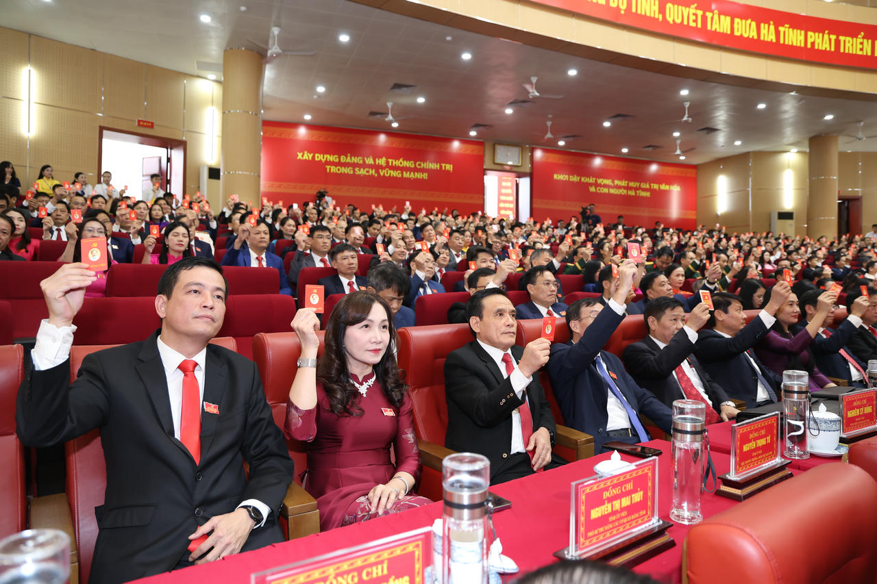 Đại biểu biểu quyết bầu Đoàn Chủ tịch, Đoàn Thư ký, Ban Thẩm tra tư cách đại biểu Đại hội.