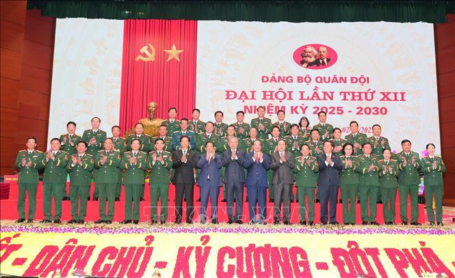 Tổng Bí thư Tô Lâm, Thủ tướng Phạm Minh Chính, Chủ tịch Quốc hội Trần Thanh Mẫn với các đại biểu dự đại hội. Ảnh: Trọng Đức/TTXVN