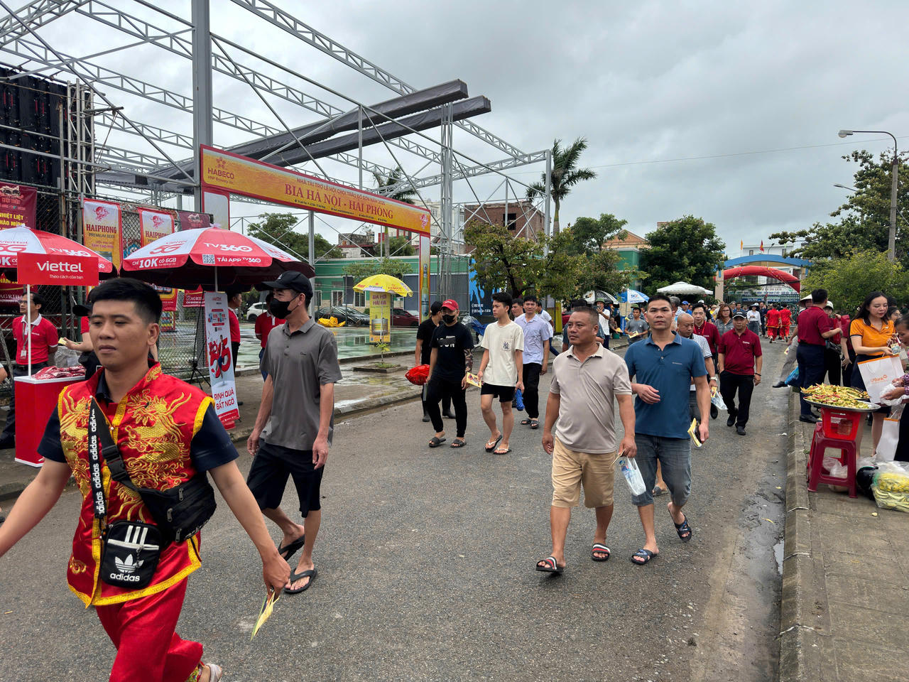 Ngay từ sáng sớm, đông đảo du khách đã nô nức kéo về tham dự Lễ hội