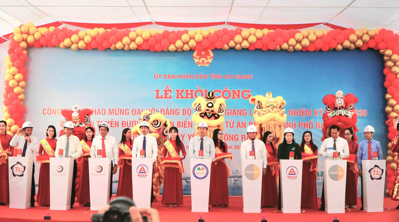 Các đại biểu là lãnh đạo tỉnh, đại diện chủ đầu tư, đại diện nhà thầu thi công thực hiện nghi thức khởi công. (Ảnh: Khánh Thùy)