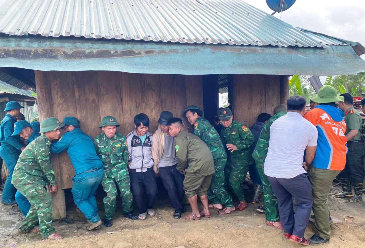 Cán bộ, chiến sĩ Đồn biên phòng Ga Ry tham gia di dời nhà giúp dân.