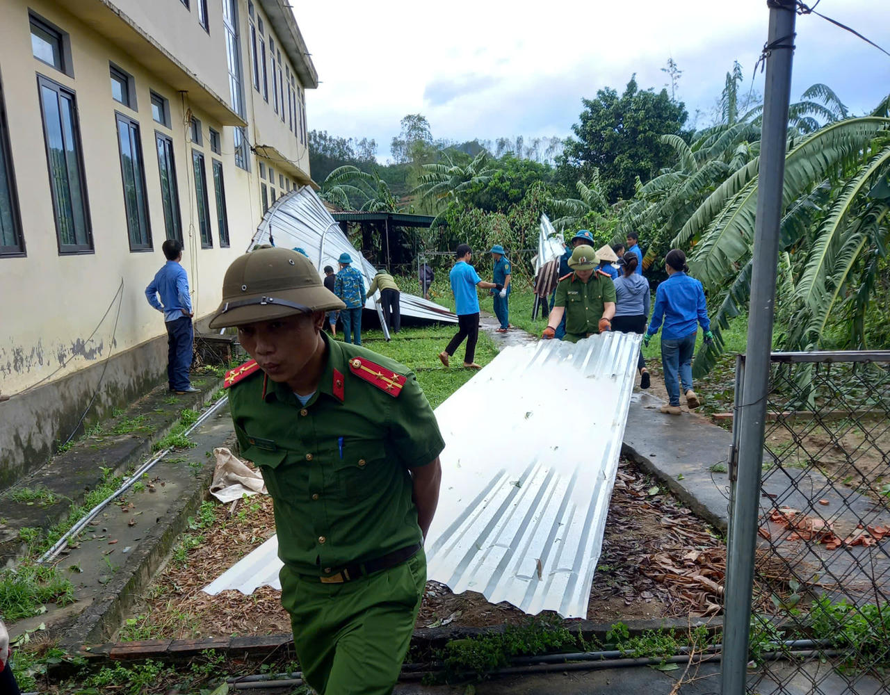 Lực lượng Công an hỗ trợ dọn dẹp sau lũ tại các trường học.