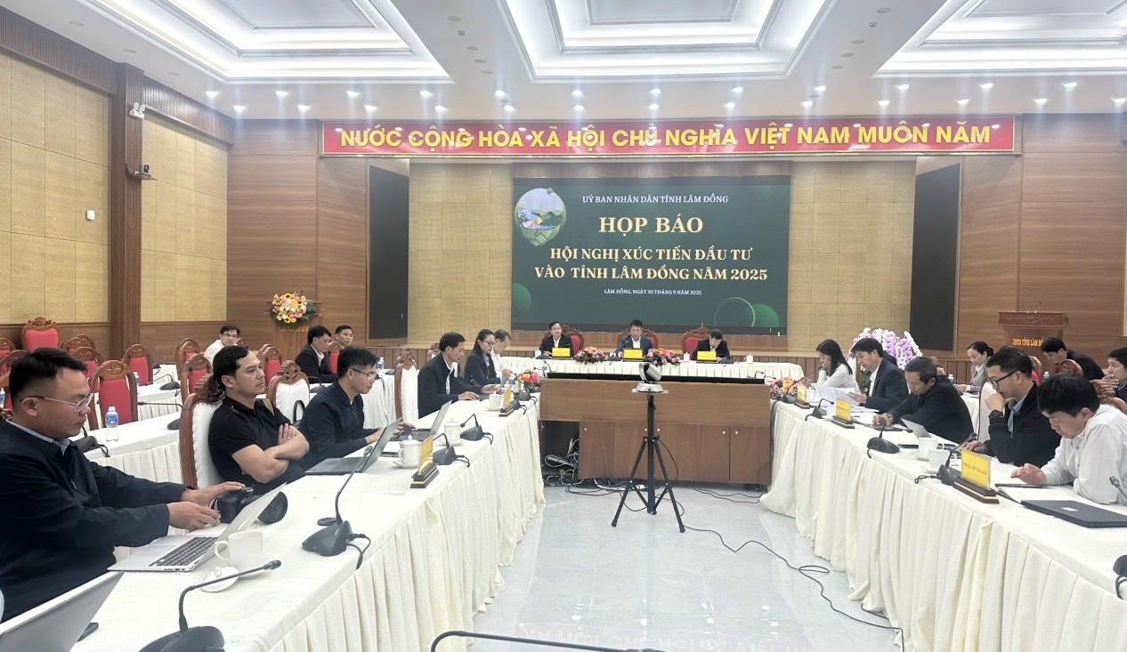 Quang cảnh họp báo.