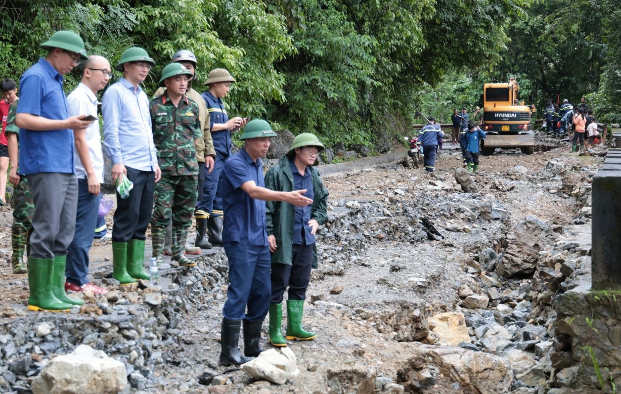 Lãnh đạo tỉnh Sơn La kiểm tra tình hình thiệt hại do mưa lũ tại xã Mường Bang. (Ảnh: CTV)