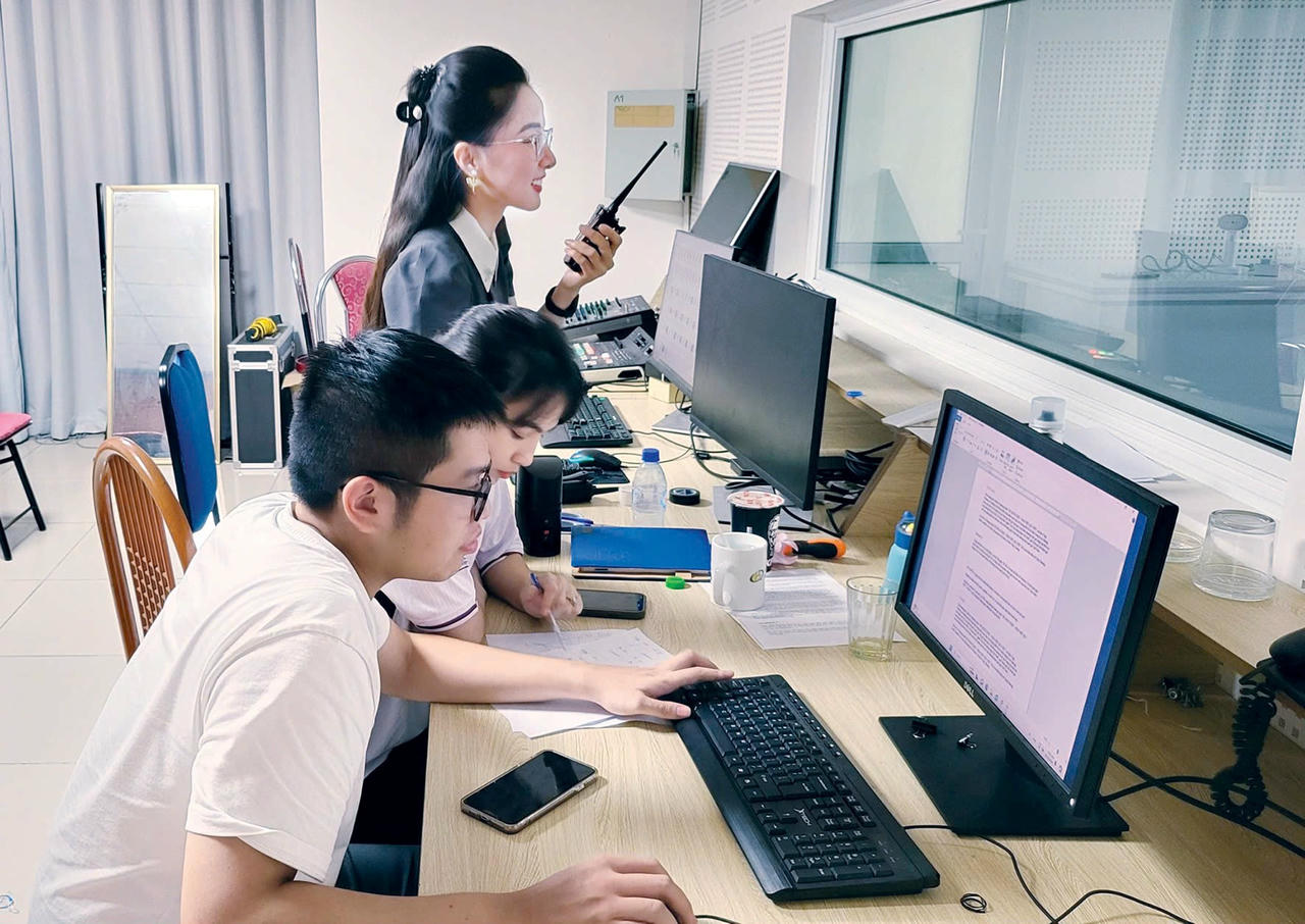 Đội ngũ biên tập
viên, kỹ thuật viên thực hiện nghiệp vụ tại trường quay Báo Công Thương