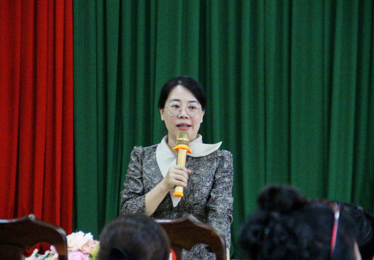 Bà Vũ Thị Hương - Phó Ban Công tác Phụ nữ hội LHPN tỉnh Đồng nai chia sẻ về việc phân biệt bột ngọt có nguồn gốc, xuất xứ minh bạch. Ảnh: Hội Liên hiệp Phụ nữ tỉnh Đồng Nai cung cấp