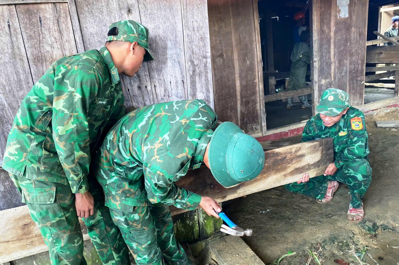 Chiến sĩ Đồn biên phòng Ga Ry thực hiện các thao tác trước khi chuẩn bị dời nhà đến nơi an toàn.