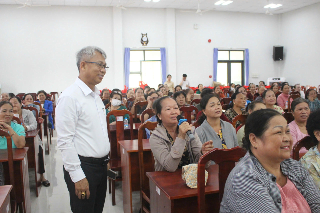 Phụ nữ xã Thống nhất sôi nổi tham gia chia sẻ kinh nghiệm và kiến thức về lựa chọn sản phẩm gia vị khi nấu ăn. Ảnh: Hội Liên hiệp Phụ nữ tỉnh Đồng Nai cung cấp