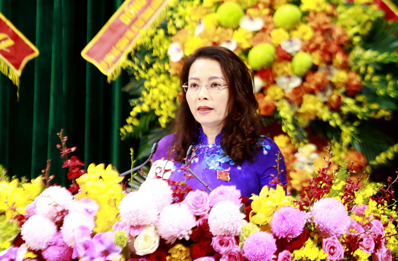 Phó Bí thư Thường trực Tỉnh ủy Nguyễn Thị Hương phát biểu tại Đại hội.