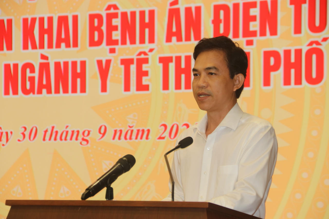 Ông Mai Anh Tuấn - Phó Chánh Văn phòng Sở Y tế công bố các quyết định khen thưởng.