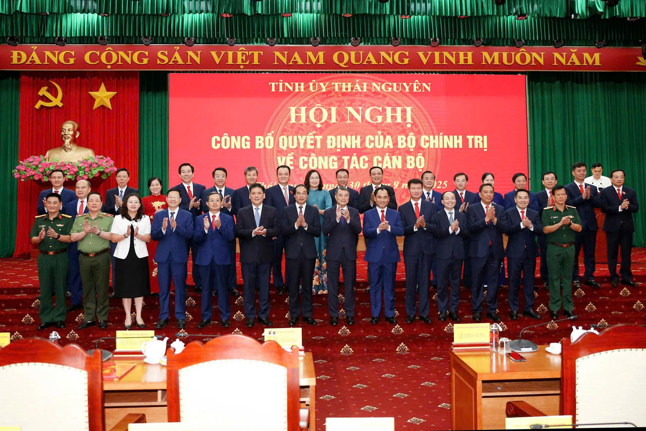 Các đại biểu chụp ảnh lưu niệm.