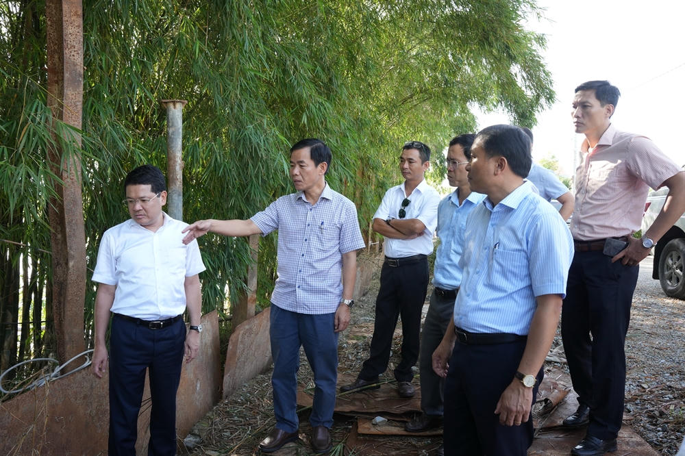 Lãnh đạo TP Huế kiểm tra tình hình sạt lở và công tác khắc phục bão số 10