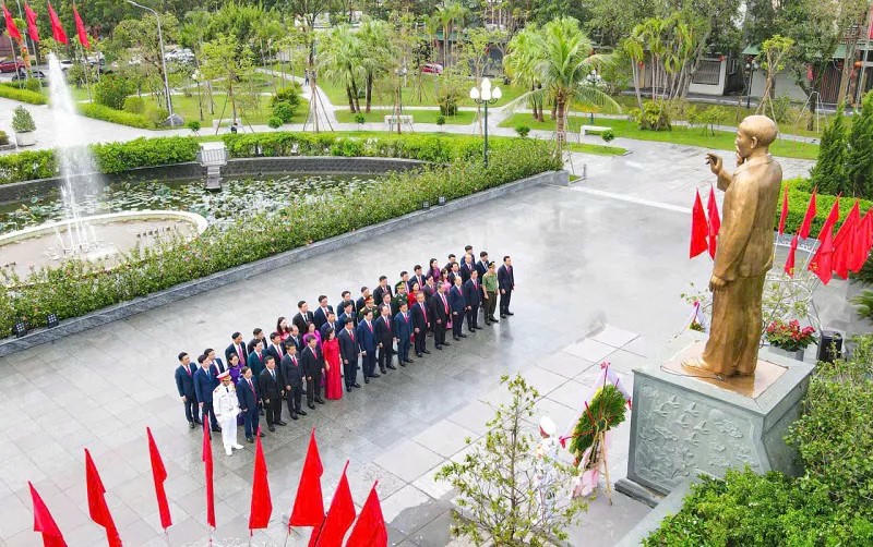 Đoàn đại biểu dự Đại hội đại biểu Đảng bộ tỉnh Hà Tĩnh tổ chức Lễ dâng hương báo công tại Khu lưu niệm Bác Hồ về thăm Hà Tĩnh.