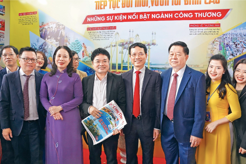 Phó
Chủ tịch nước Võ Thị Ánh Xuân, Trưởng Ban Tuyên giáo Trung ương Nguyễn Trọng
Nghĩa, Bộ trưởng Bộ Thông tin và Truyền thông Nguyễn Mạnh Hùng, Chủ tịch Hội
Nhà báo Việt Nam Lê Quốc Minh thăm gian trưng bày của Báo Công Thương tại Hội
báo toàn quốc 2023
