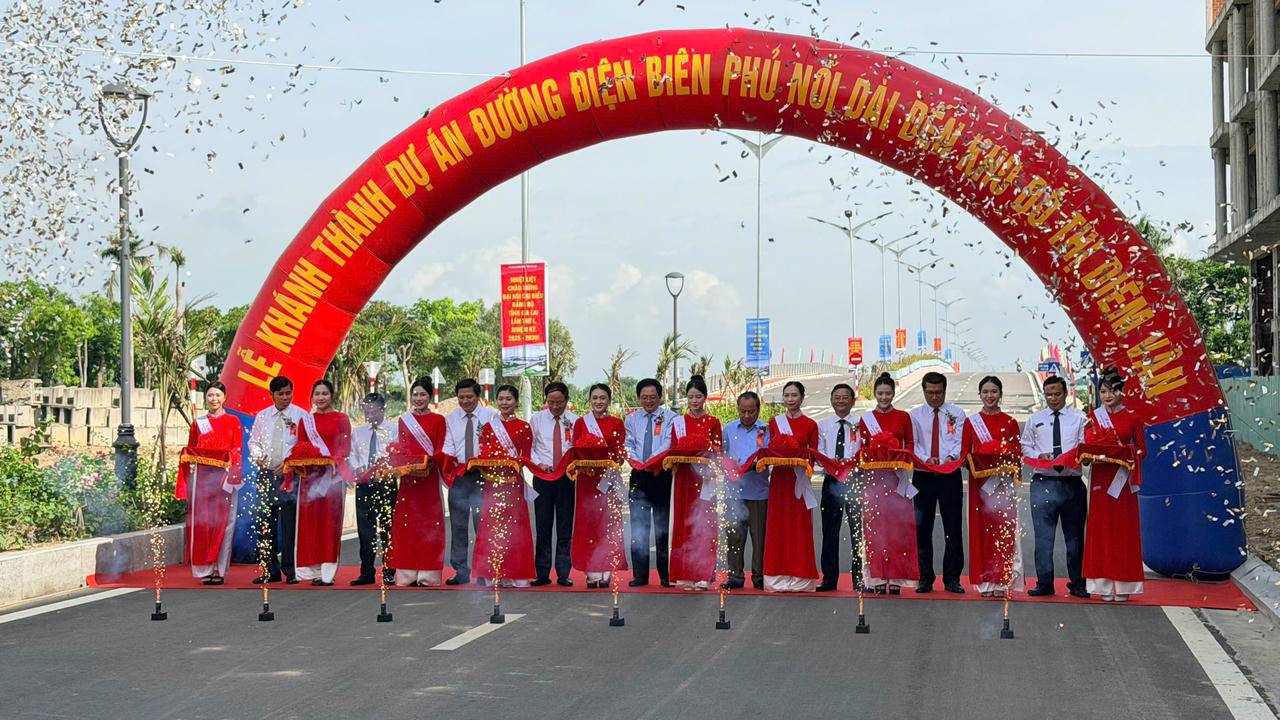 Lãnh đạo tỉnh Gia Lai cắt băng khánh thành tuyến đường tránh ĐT.633, đoạn từ Núi Ghềnh đến giáp đường ven biển ĐT.639. Ảnh: NGỌC CHÂU