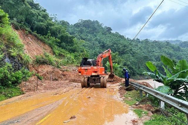 Nhiều tuyến quốc lộ, cao tốc miền Trung sạt lở, hư hỏng nặng do bão số 10