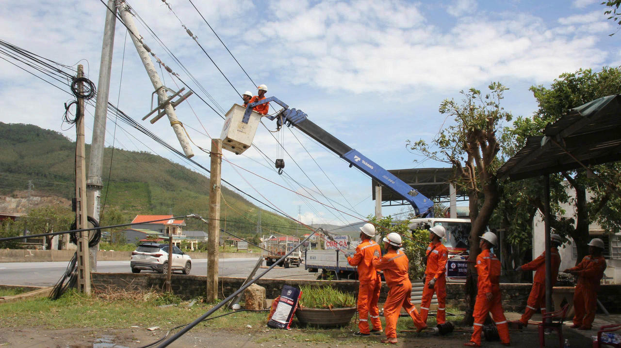 Các phương tiện chuyên dụng được huy động để khôi phục hệ thống
điện sau bão số 10.