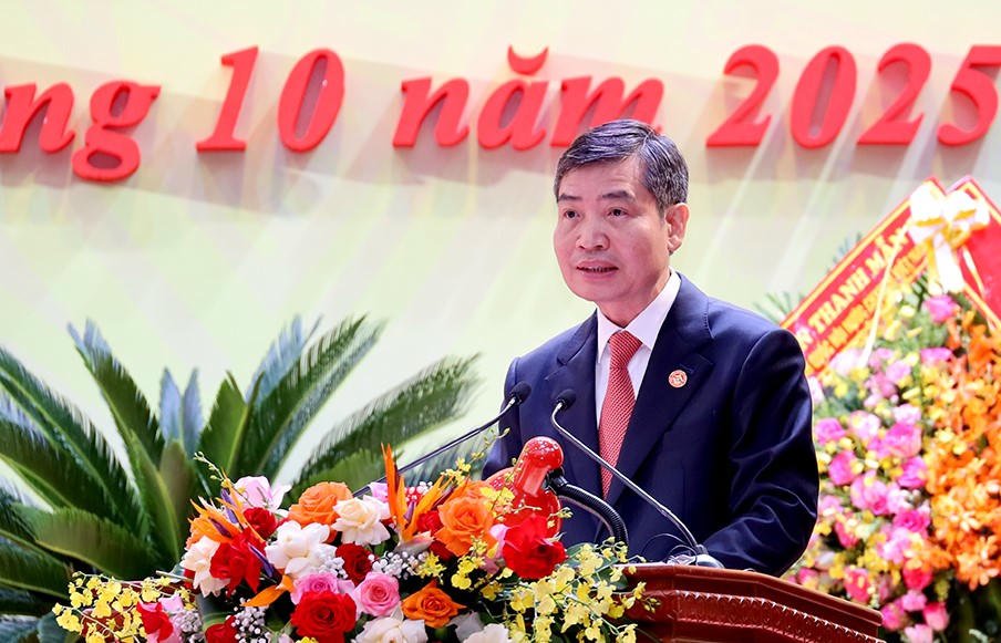 Phó Bí thư Tỉnh ủy, Chủ tịch
UBND tỉnh Đắk Lắk Tạ Anh Tuấn báo cáo tại Đại hội.