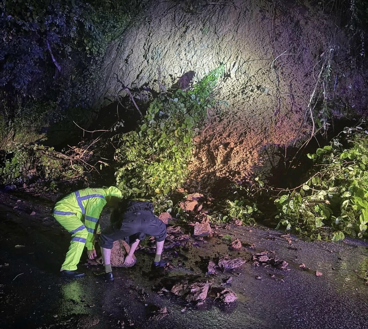 Dọc các tuyến quốc lộ nhiều khu vực bị sạt lở gây ách tắc giao thông. (Ảnh: CBH)